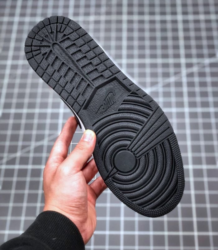 Air-Jordan-1-Mid-Chicago-Toe-554724-069-5.jpg