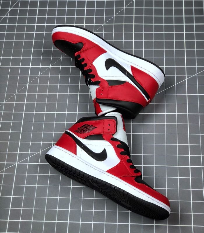 Air-Jordan-1-Mid-Chicago-Toe-554724-069-6.jpg