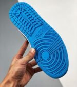 Air-Jordan-1-Mid-Laser-Blue-554724-141-5.jpg