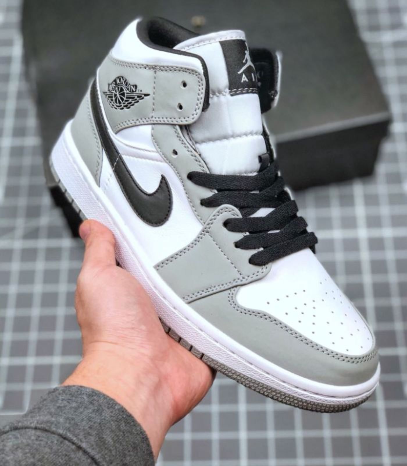 Air-Jordan-1-Mid-Light-Smoke-Grey-554724-092-2-1.jpg