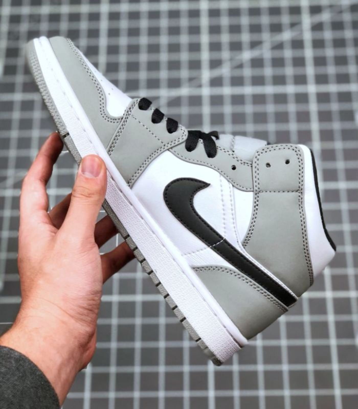 Air-Jordan-1-Mid-Light-Smoke-Grey-554724-092-3-1.jpg