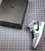 Air-Jordan-1-Mid-Light-Smoke-Grey-554724-092-4-1.jpg