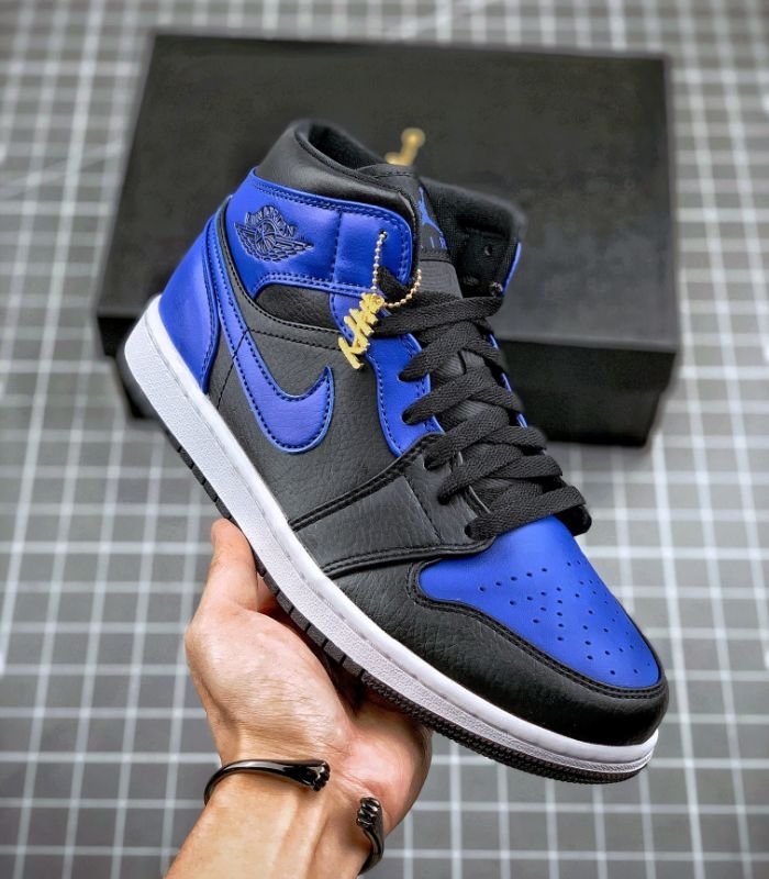 Air-Jordan-1-Mid-Royal-2020-554724-068-2.jpg