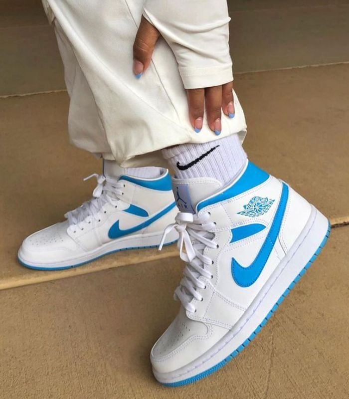 Air-Jordan-1-Mid-UNC-Womens-BQ6472-114-1.jpg