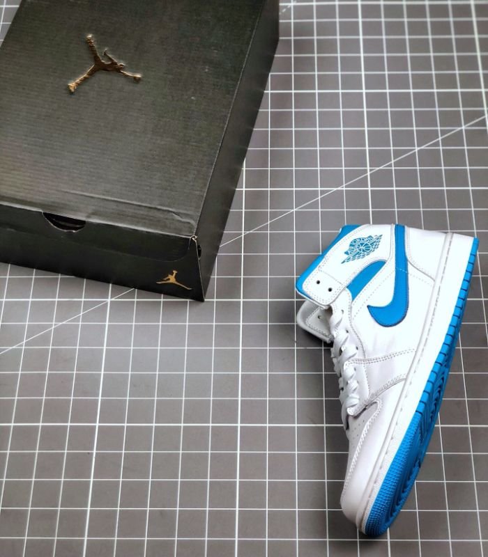 Air-Jordan-1-Mid-UNC-Womens-BQ6472-114-4.jpg