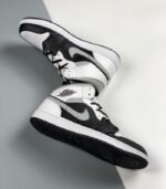 Air-Jordan-1-Mid-White-Shadow-554724-073-4.jpg