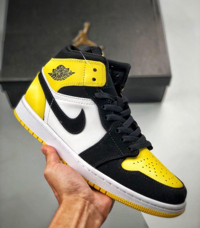 Air-Jordan-1-Mid-Yellow-Toe-Black-852542-071-2.jpg