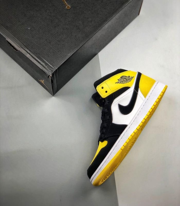 Air-Jordan-1-Mid-Yellow-Toe-Black-852542-071-3.jpg