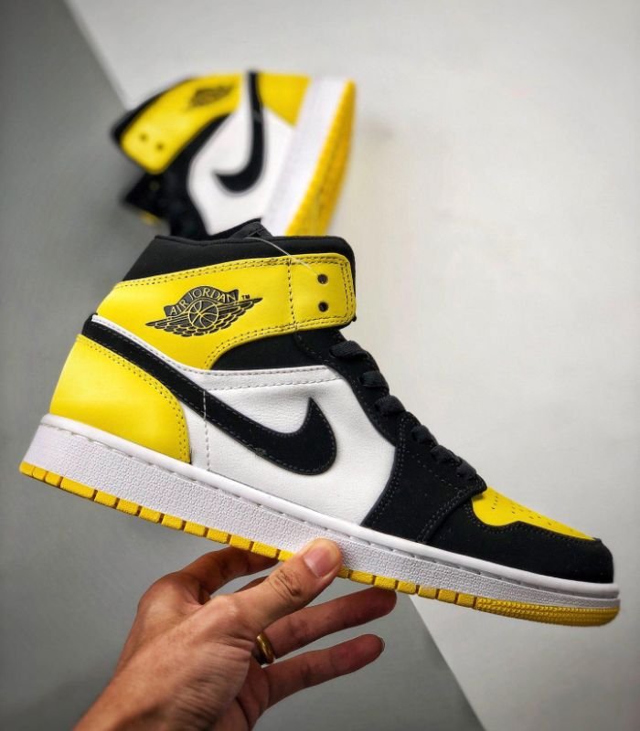 Air-Jordan-1-Mid-Yellow-Toe-Black-852542-071-4.jpg