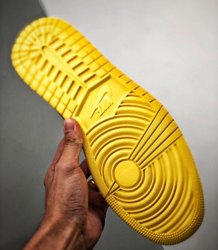 Air-Jordan-1-Mid-Yellow-Toe-Black-852542-071-6.jpg