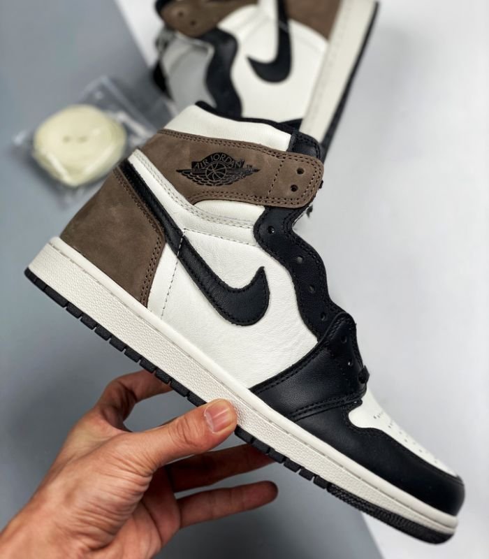 Air-Jordan-1-Retro-High-Dark-Mocha-555088-105-2.jpg