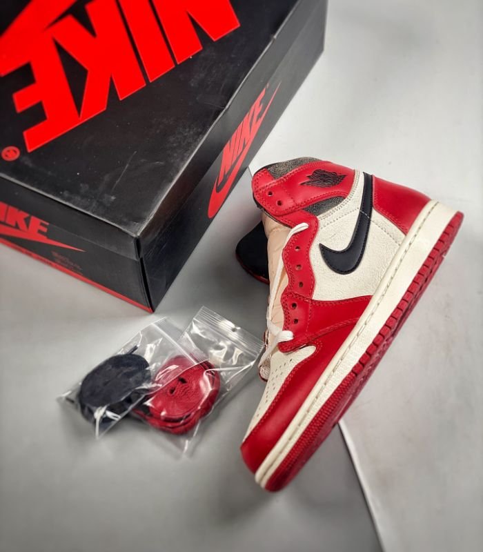 Air-Jordan-1-Retro-High-OG-Chicago-Lost-and-Found-DZ5485-612-4.jpg
