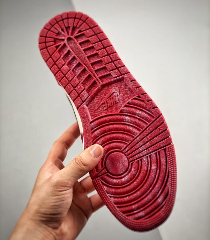 Air-Jordan-1-Retro-High-OG-Chicago-Lost-and-Found-DZ5485-612-6.jpg
