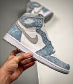 Air-Jordan-1-Retro-High-OG-Hyper-Royal-555088-402-2