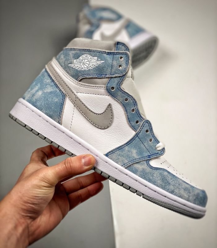 Air-Jordan-1-Retro-High-OG-Hyper-Royal-555088-402-2