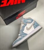 Air-Jordan-1-Retro-High-OG-Hyper-Royal-555088-402-3