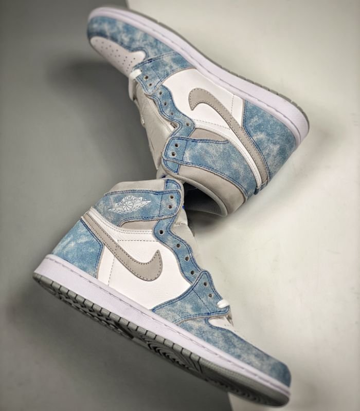 Air-Jordan-1-Retro-High-OG-Hyper-Royal-555088-402-4