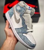 Air-Jordan-1-Retro-High-OG-Hyper-Royal-555088-402-6