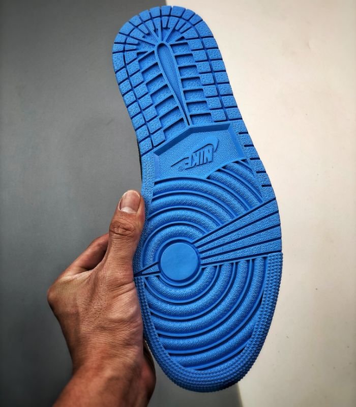 Air-Jordan-1-Retro-High-OG-UNC-Toe-DZ5485-400-6