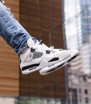 Air Jordan 4 Military Black (Black)