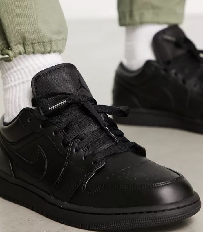 Air-Jordan-1-Low-Triple-Black-553558-091-4.jpg