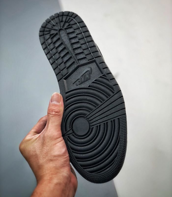 Air-Jordan-1-Low-Triple-Black-553558-091-5.jpg