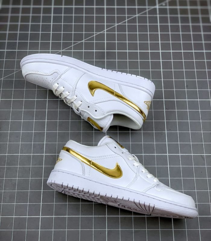 Air-Jordan-1-Low-White-Metallic-Gold-Womens-CZ4776-100-5.jpg