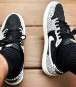 Air-Jordan-1-Low-ciment-noir-on-feet.jpg