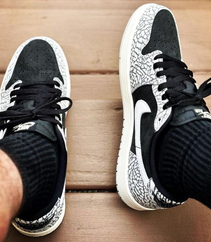 Air-Jordan-1-Low-ciment-noir-on-feet.jpg